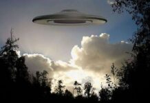 ลูกไฟลึกลับบนท้องฟ้า นักล่ายูเอฟโอเชื่อ ’มนุษย์ต่างดาวกำลังติดตามเครื่องบิน’